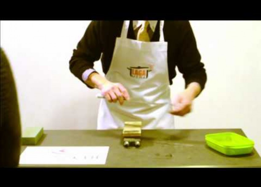 Shiro Kamo tar fram den sista finishen på en helt ny kniv